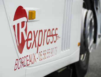 Logo TRexpress Bordeaux sur un tracteur